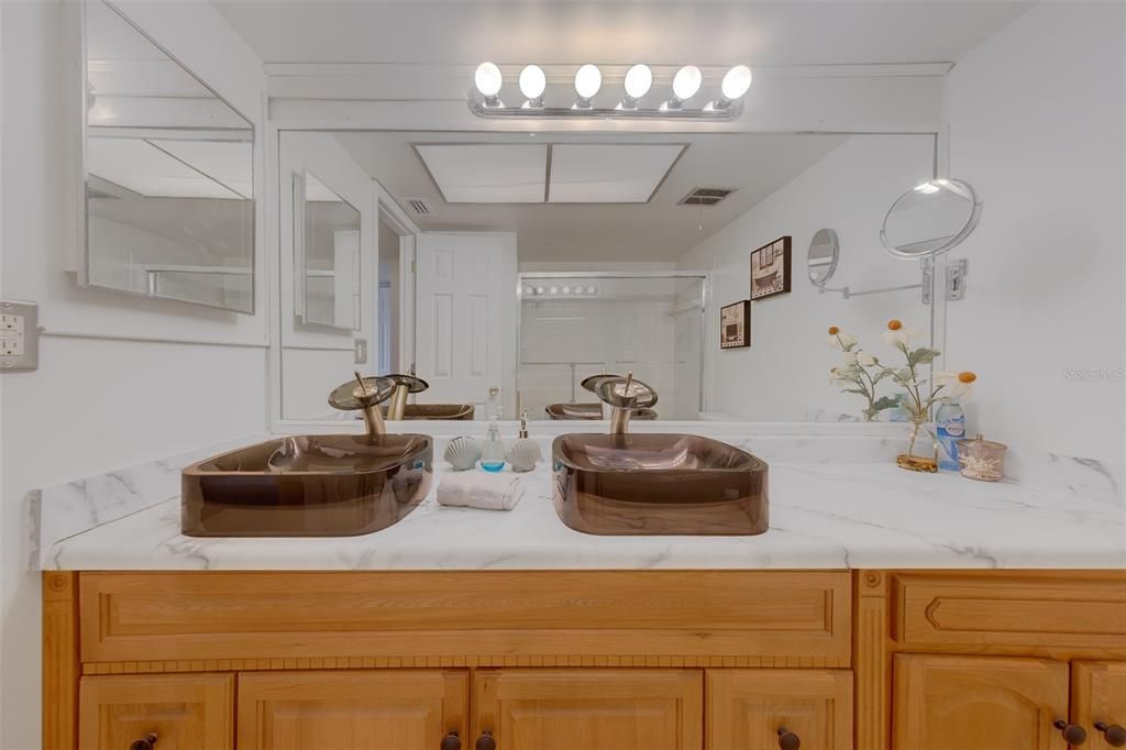 For Rent: $2,000 (2 beds, 2 baths, 915 Square Feet)
