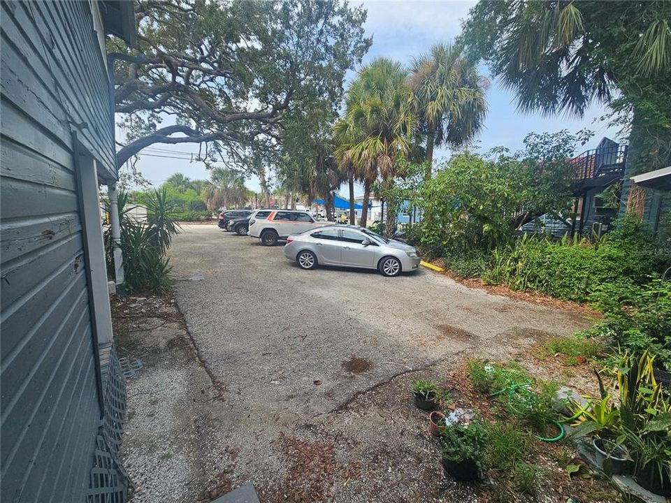 For Rent: $1,300 (1 beds, 1 baths, 600 Square Feet)
