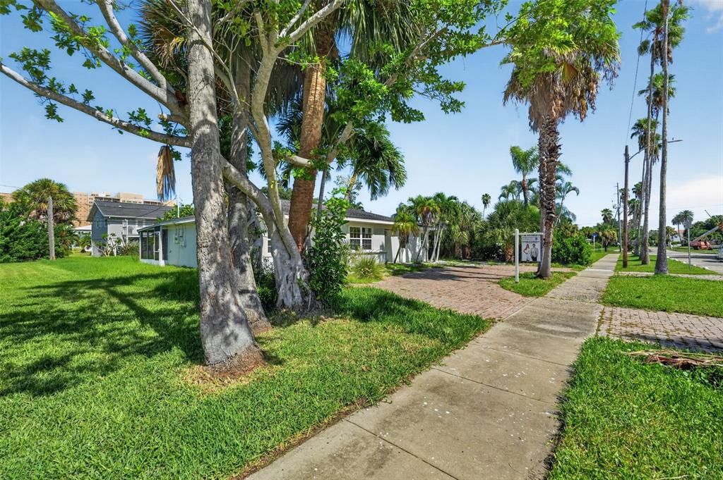 For Sale: $879,000 (3 beds, 2 baths, 1652 Square Feet)