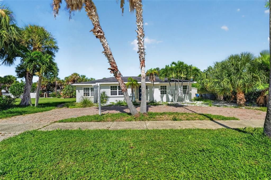 For Sale: $879,000 (3 beds, 2 baths, 1652 Square Feet)