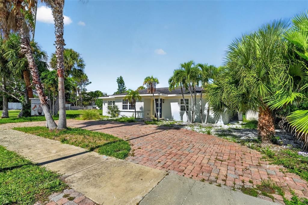 For Sale: $879,000 (3 beds, 2 baths, 1652 Square Feet)