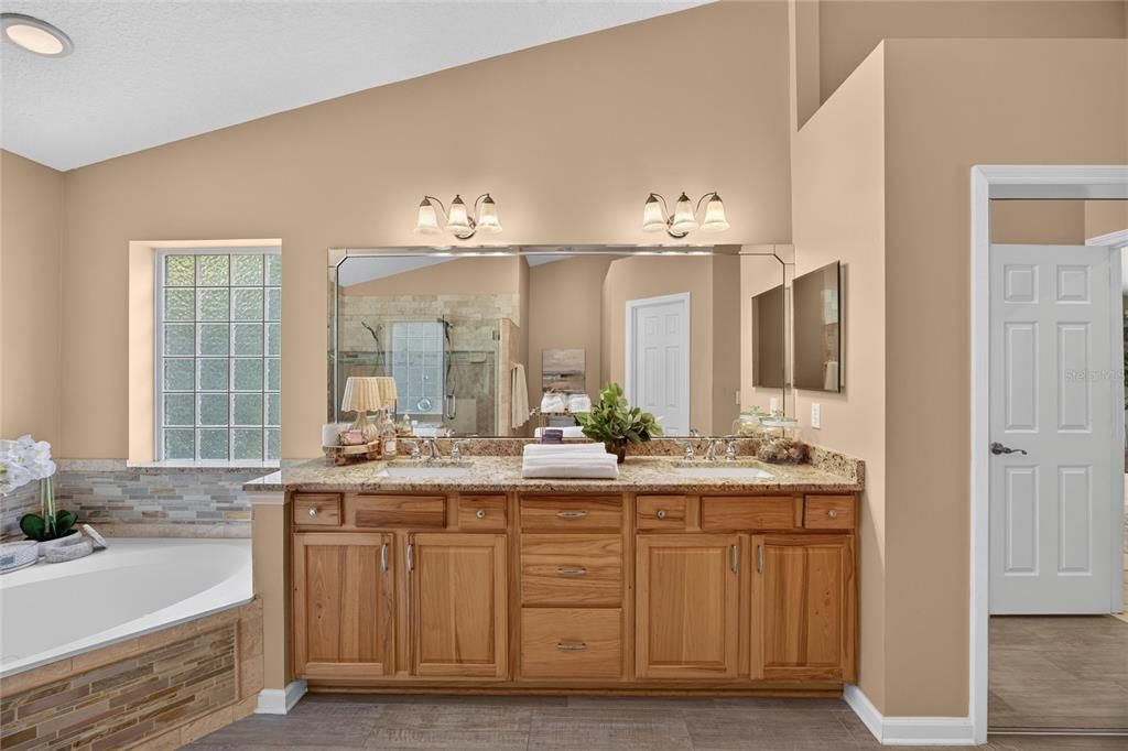 For Sale: $5,999,000 (3 beds, 2 baths, 1872 Square Feet)