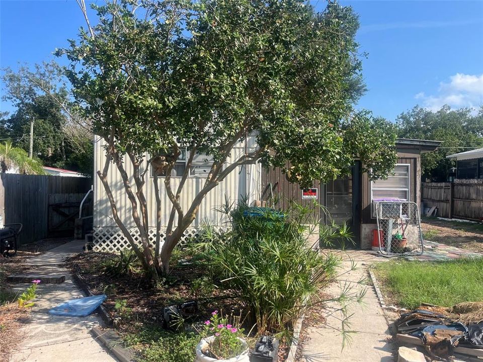 For Sale: $249,900 (2 beds, 2 baths, 720 Square Feet)