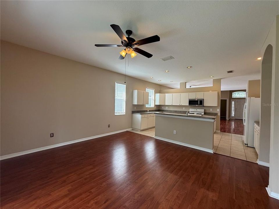 For Rent: $2,450 (4 beds, 2 baths, 1908 Square Feet)