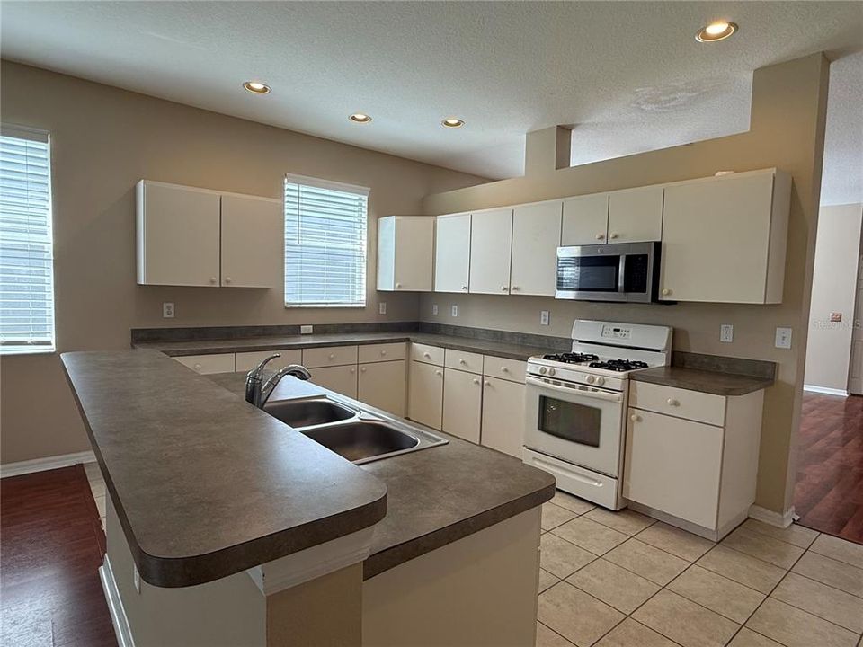 For Rent: $2,450 (4 beds, 2 baths, 1908 Square Feet)