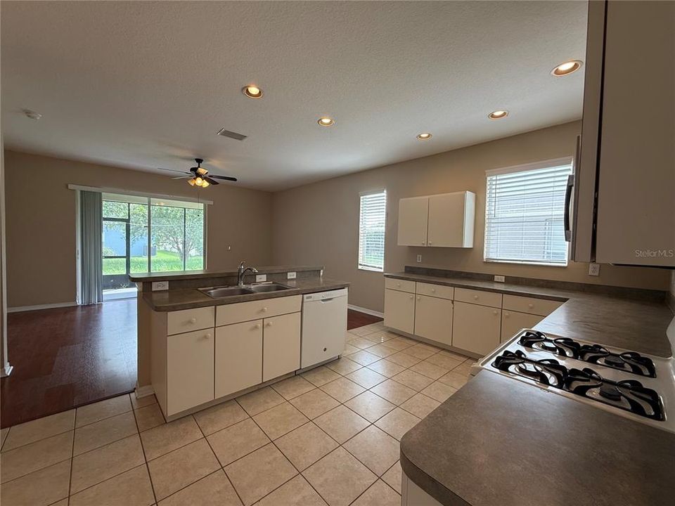 For Rent: $2,450 (4 beds, 2 baths, 1908 Square Feet)