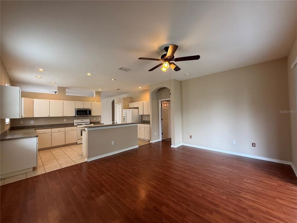 For Rent: $2,450 (4 beds, 2 baths, 1908 Square Feet)