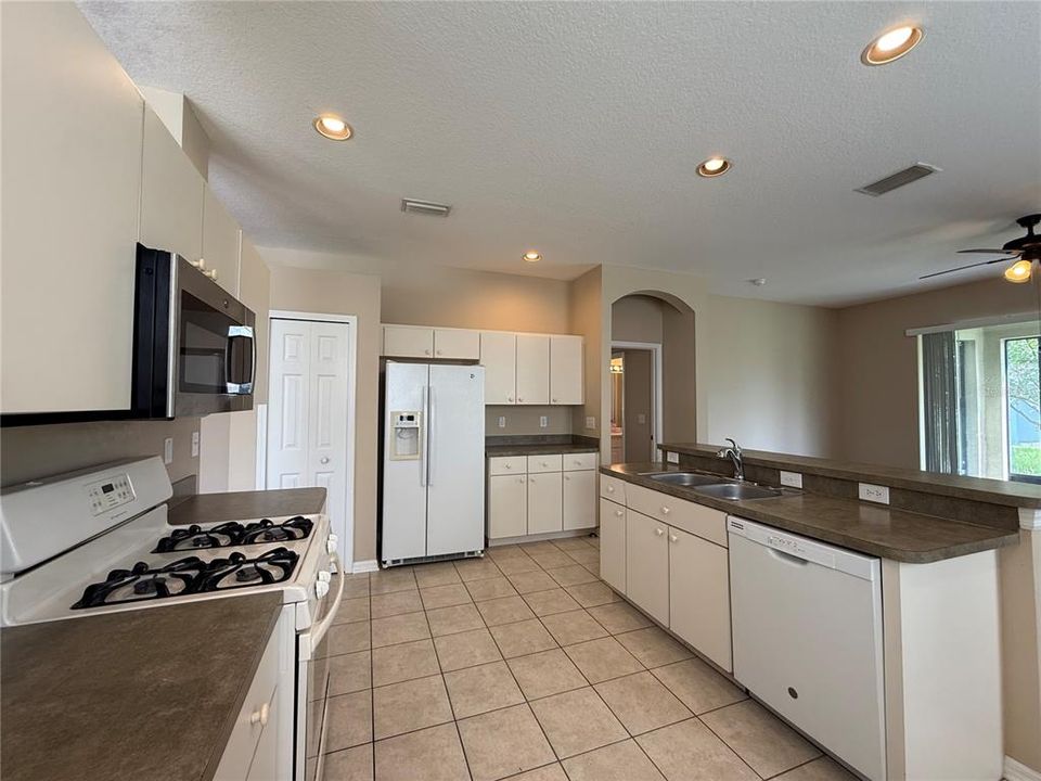 For Rent: $2,450 (4 beds, 2 baths, 1908 Square Feet)