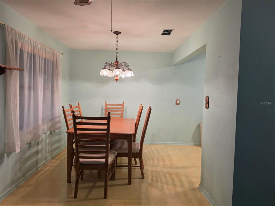 For Sale: $249,900 (3 beds, 2 baths, 1211 Square Feet)