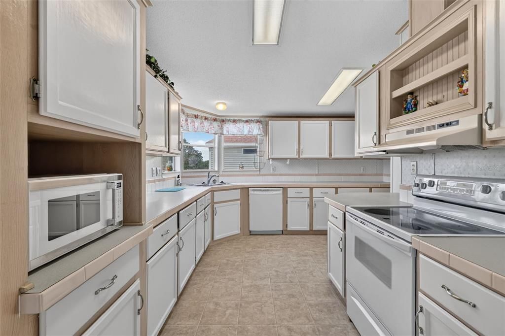 На продажу: $180,000 (2 спален, 2 ванн, 1365 Квадратных фут)