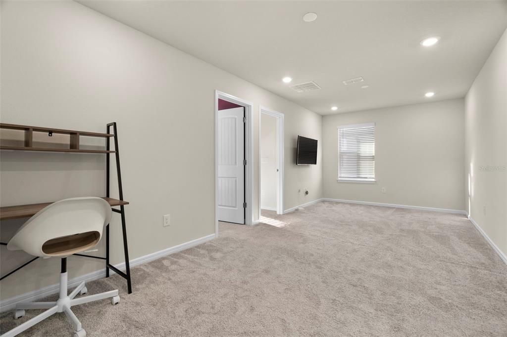 For Rent: $3,099 (5 beds, 3 baths, 2615 Square Feet)