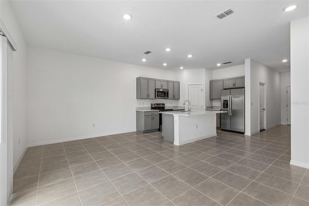 For Rent: $2,200 (3 beds, 2 baths, 1404 Square Feet)