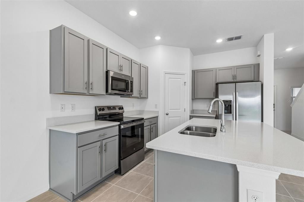 For Rent: $2,200 (3 beds, 2 baths, 1404 Square Feet)