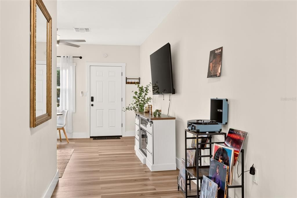 For Rent: $1,650 (2 beds, 2 baths, 1101 Square Feet)