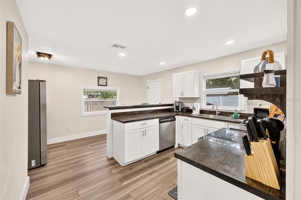 For Rent: $1,650 (2 beds, 2 baths, 1101 Square Feet)