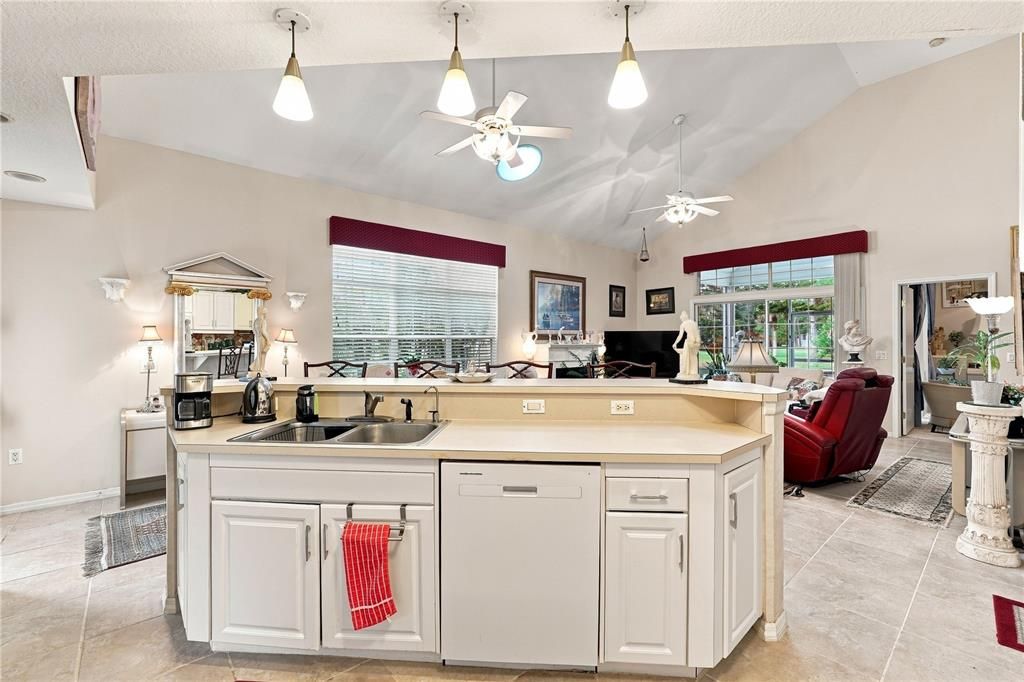 For Sale: $419,900 (2 beds, 2 baths, 1198 Square Feet)