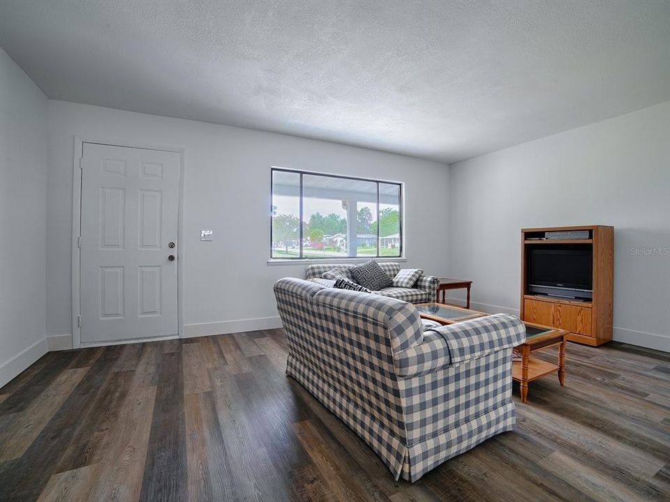 For Sale: $145,000 (2 beds, 2 baths, 1040 Square Feet)