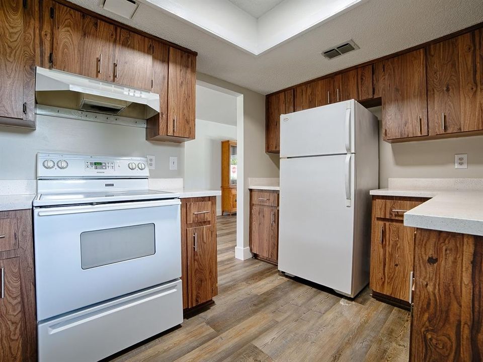 For Sale: $145,000 (2 beds, 2 baths, 1040 Square Feet)