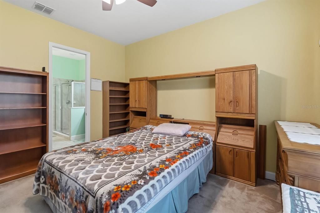 Под контрактом: $349,990 (3 спален, 2 ванн, 1838 Квадратных фут)