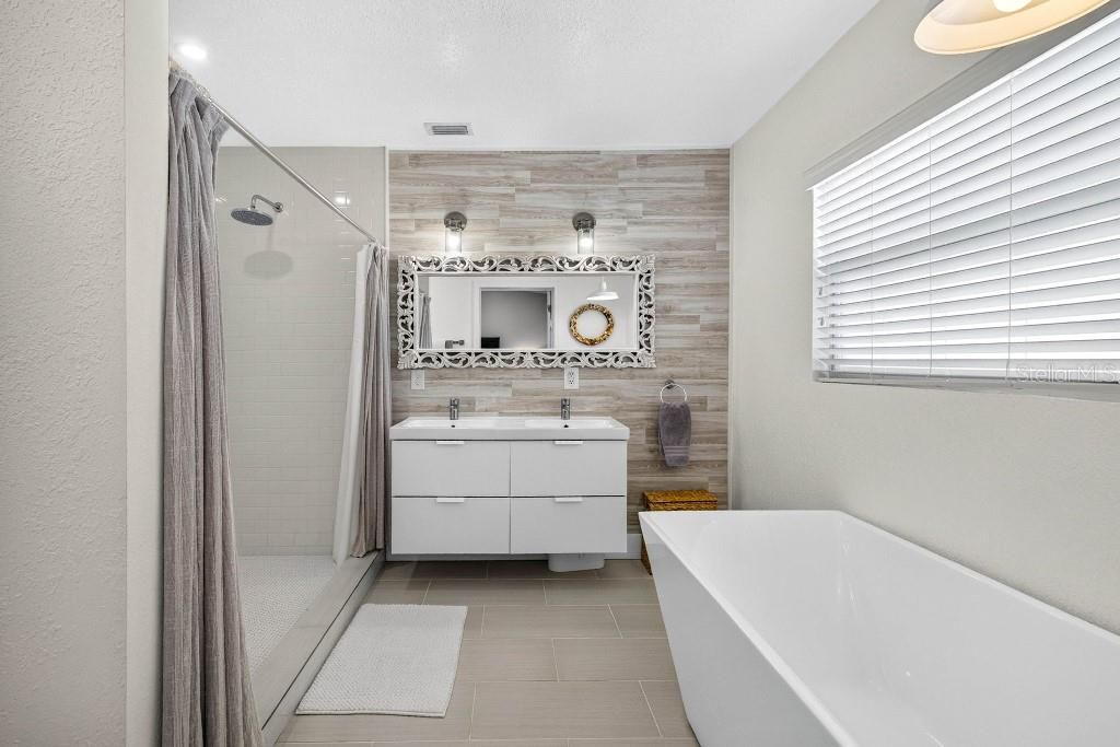 Activo con contrato: $685,000 (3 camas, 3 baños, 1826 Pies cuadrados)