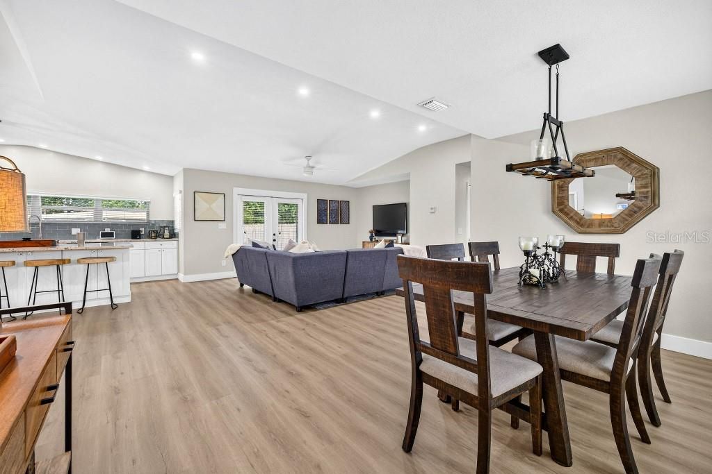 Activo con contrato: $685,000 (3 camas, 3 baños, 1826 Pies cuadrados)
