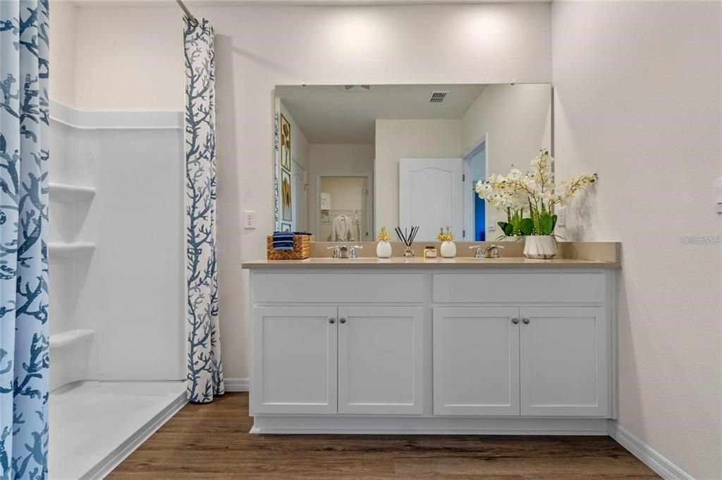 Activo con contrato: $2,390 (4 camas, 2 baños, 1828 Pies cuadrados)