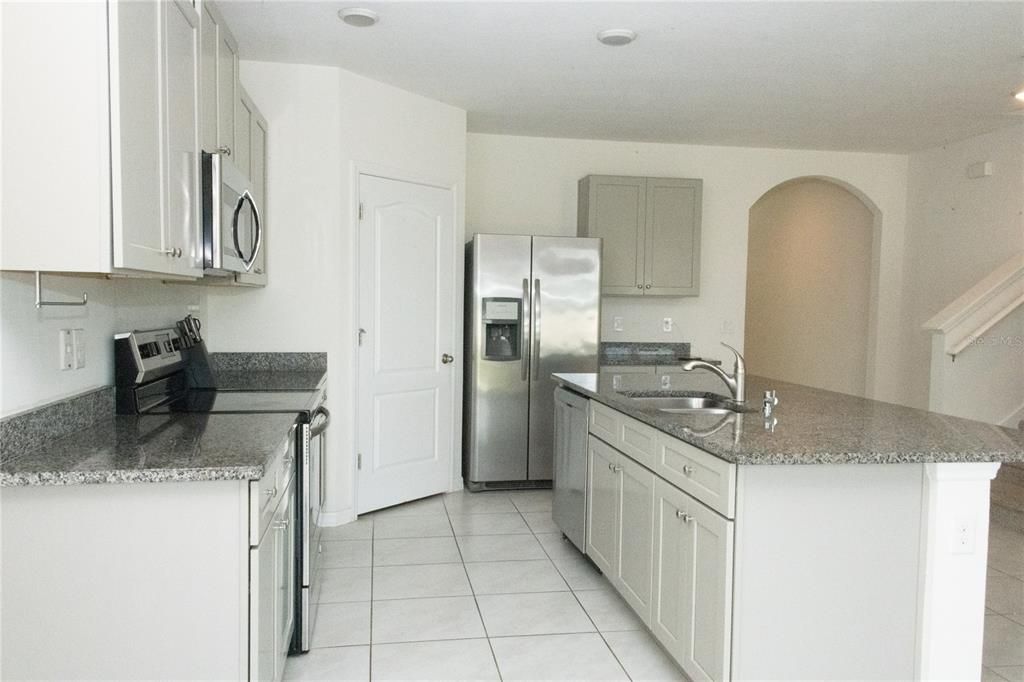For Sale: $550,000 (5 beds, 3 baths, 2626 Square Feet)