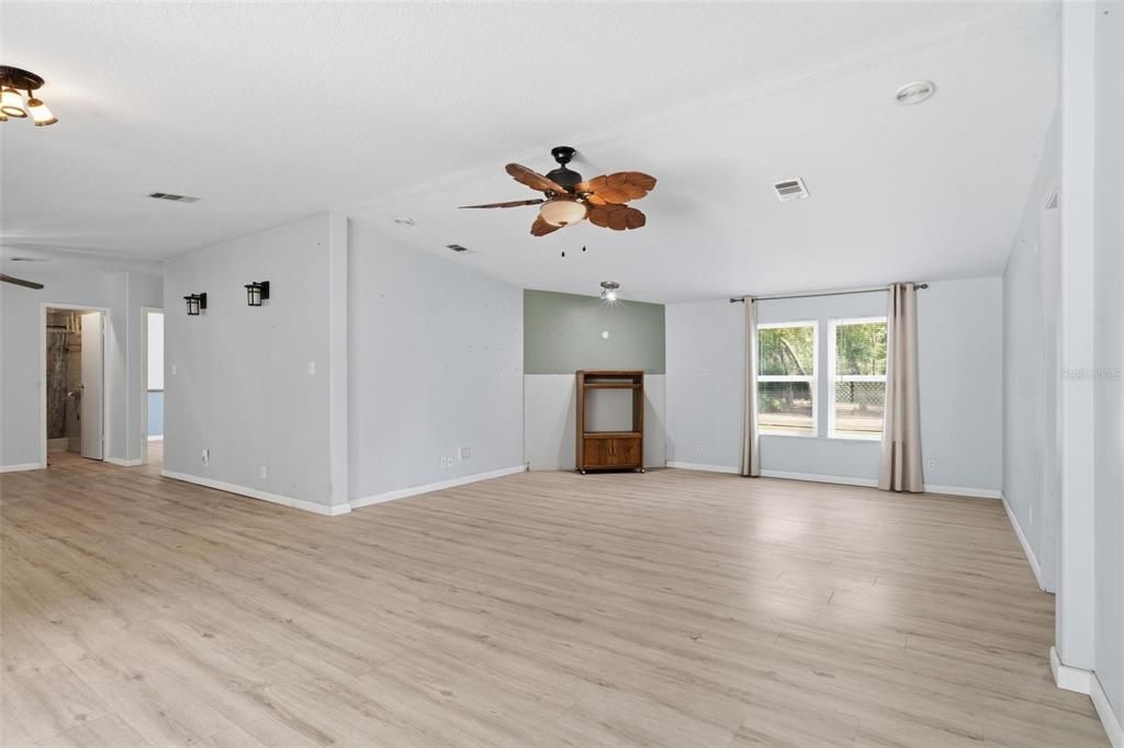 For Sale: $310,000 (3 beds, 2 baths, 1947 Square Feet)