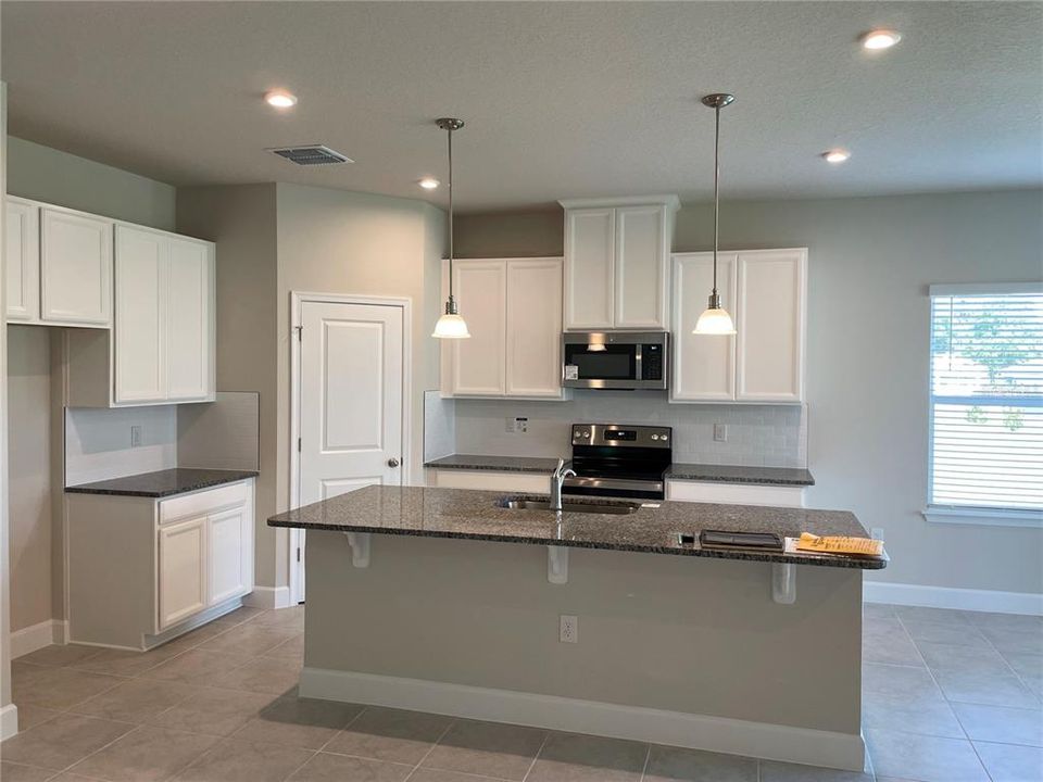 For Rent: $2,390 (4 beds, 3 baths, 1996 Square Feet)