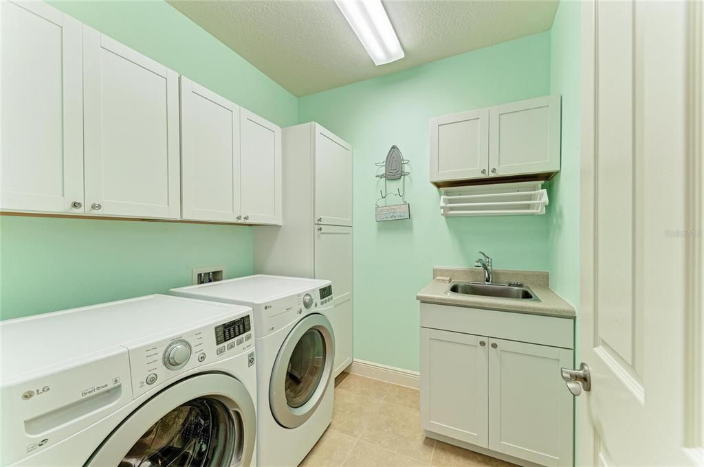For Sale: $937,000 (3 beds, 3 baths, 2809 Square Feet)