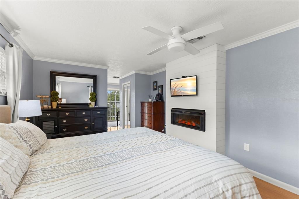For Sale: $749,900 (3 beds, 4 baths, 2370 Square Feet)