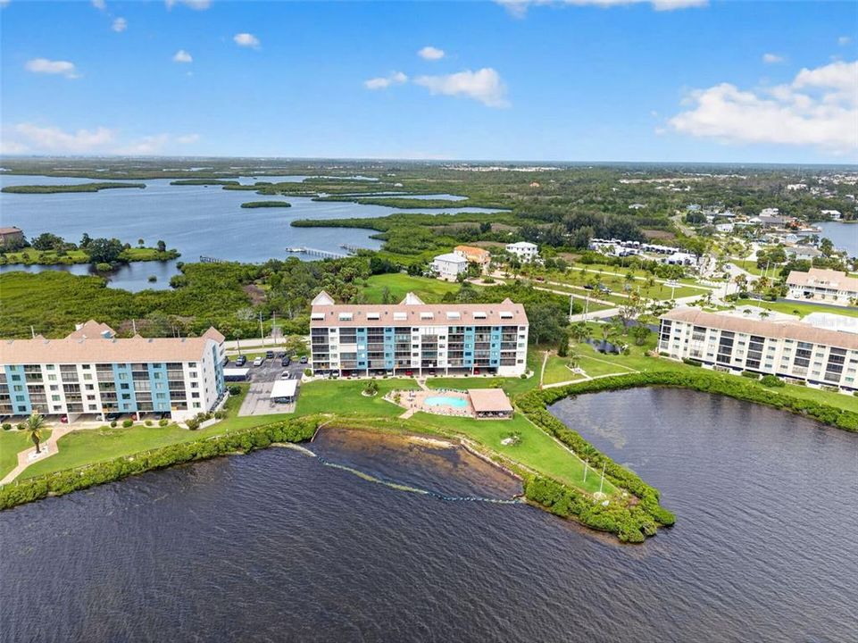 На продажу: $249,900 (2 спален, 2 ванн, 1246 Квадратных фут)