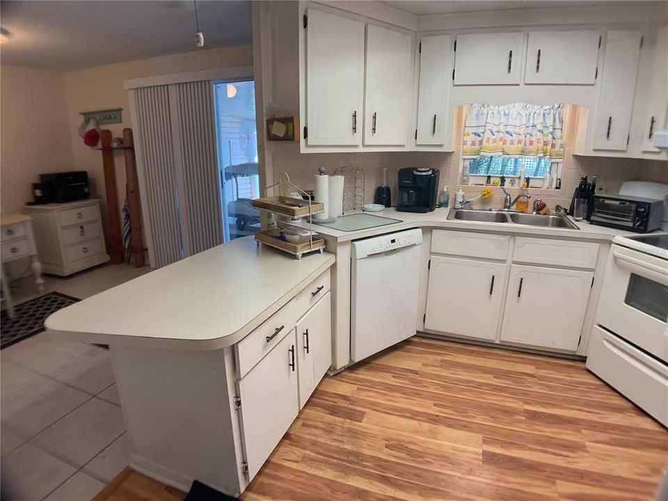 For Sale: $124,900 (2 beds, 2 baths, 1152 Square Feet)