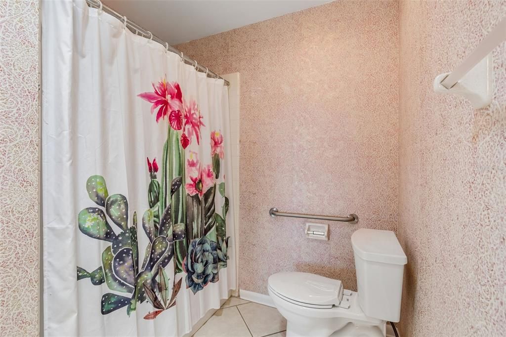 Activo con contrato: $229,900 (2 camas, 2 baños, 1516 Pies cuadrados)