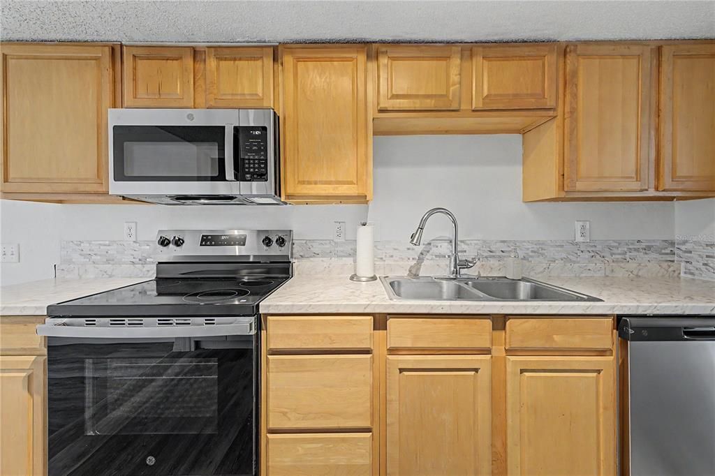 Activo con contrato: $339,000 (3 camas, 2 baños, 1726 Pies cuadrados)