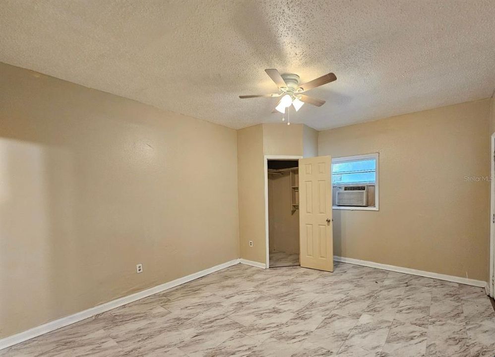 For Rent: $800 (0 beds, 1 baths, 336 Square Feet)