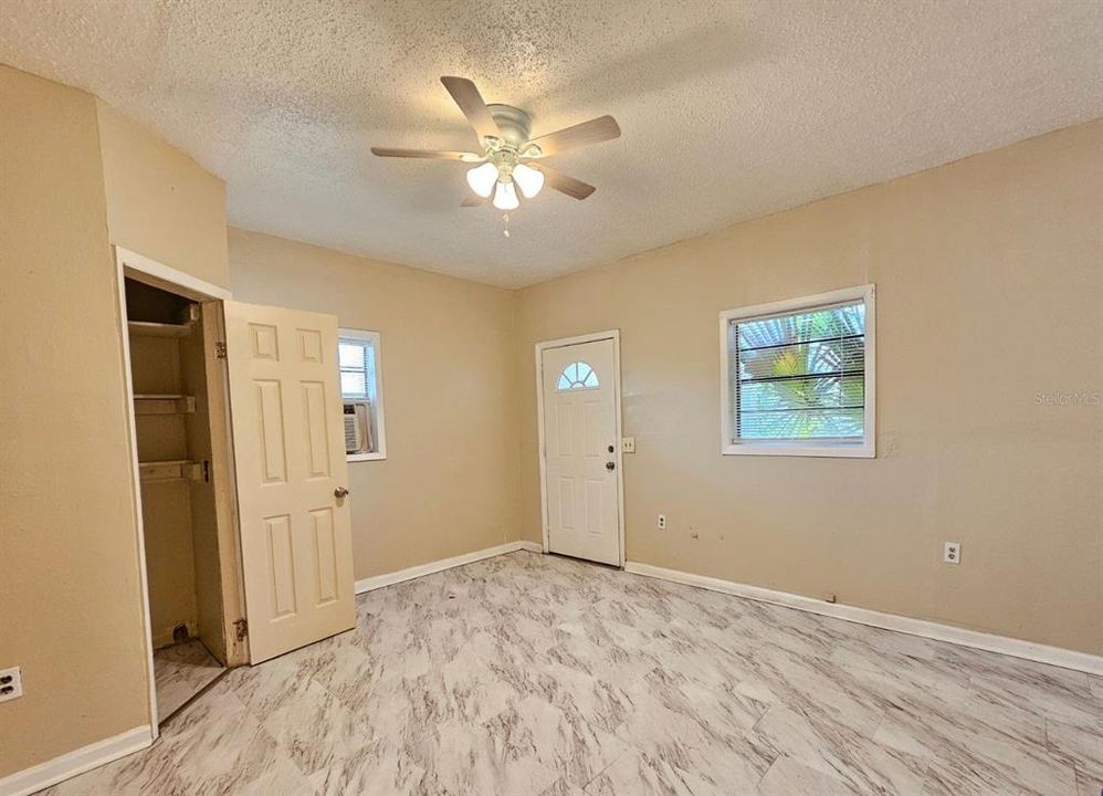 For Rent: $800 (0 beds, 1 baths, 336 Square Feet)