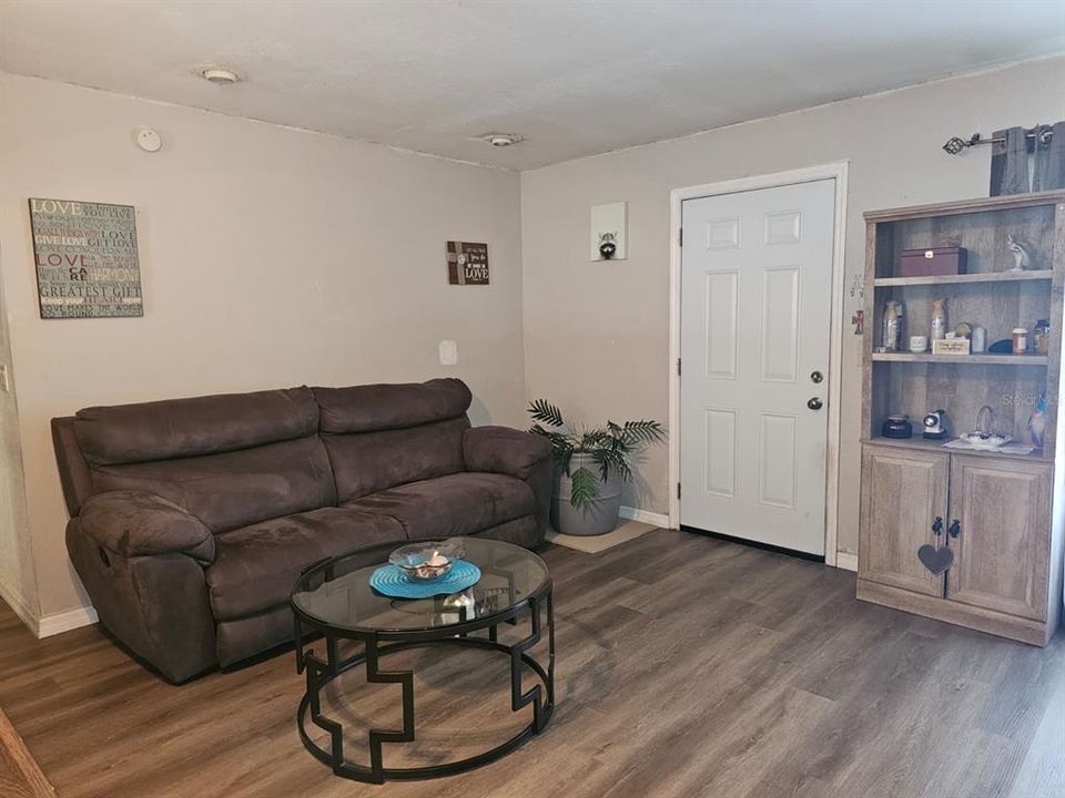 For Sale: $215,000 (3 beds, 1 baths, 1152 Square Feet)