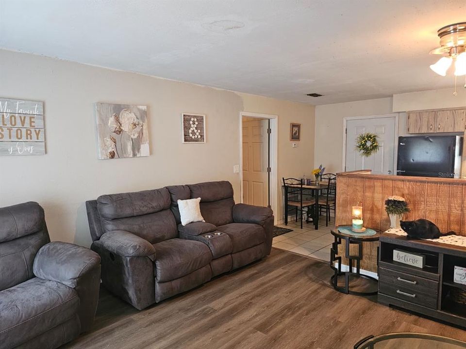 For Sale: $215,000 (3 beds, 1 baths, 1152 Square Feet)
