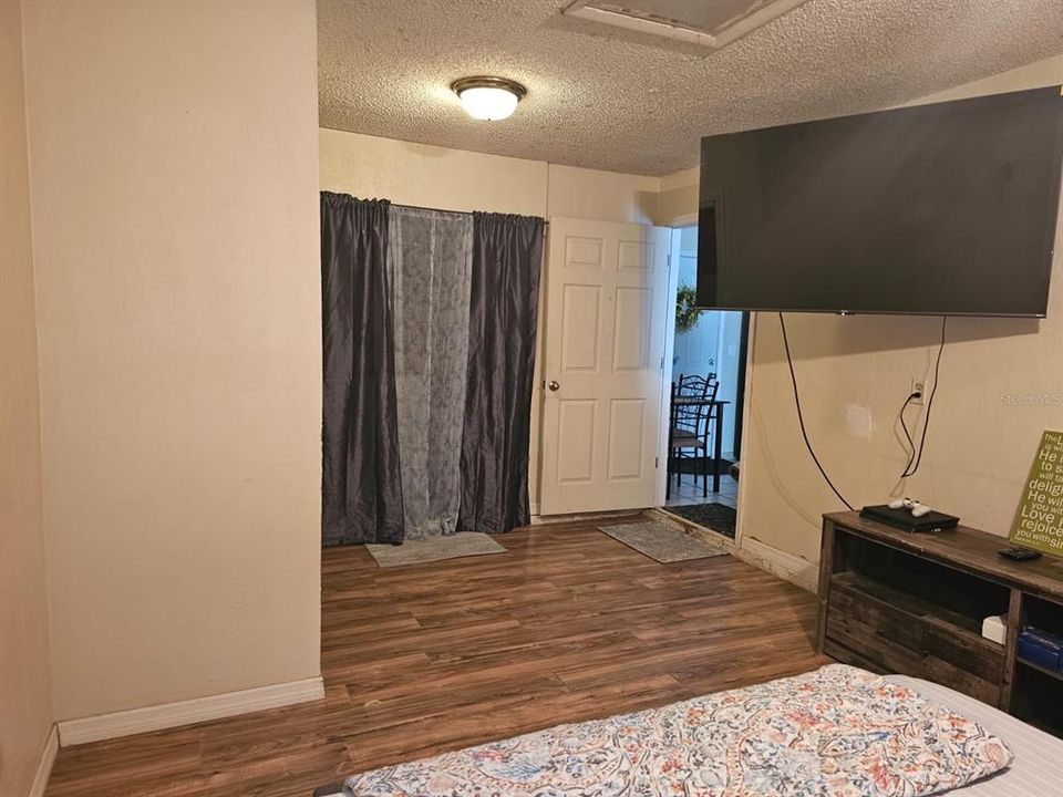 For Sale: $215,000 (3 beds, 1 baths, 1152 Square Feet)