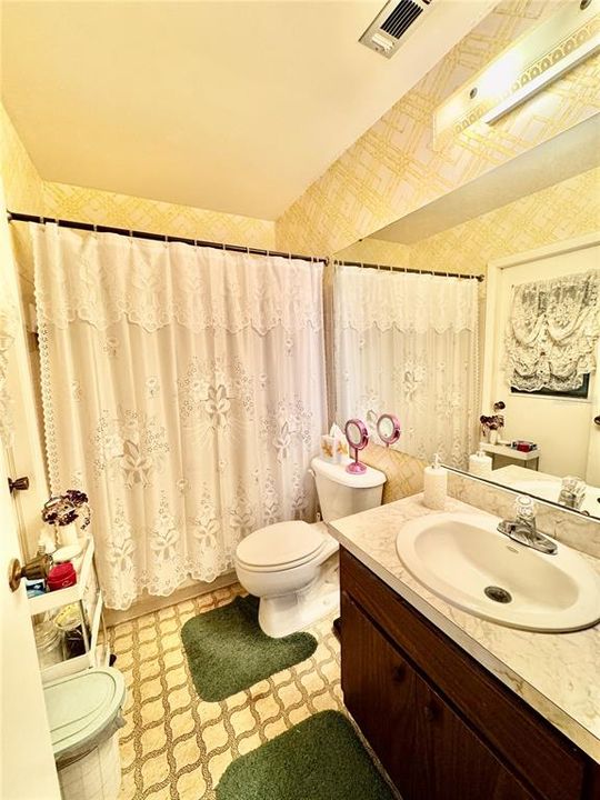 合同活跃: $124,900 (2 贝兹, 2 浴室, 1027 平方英尺)