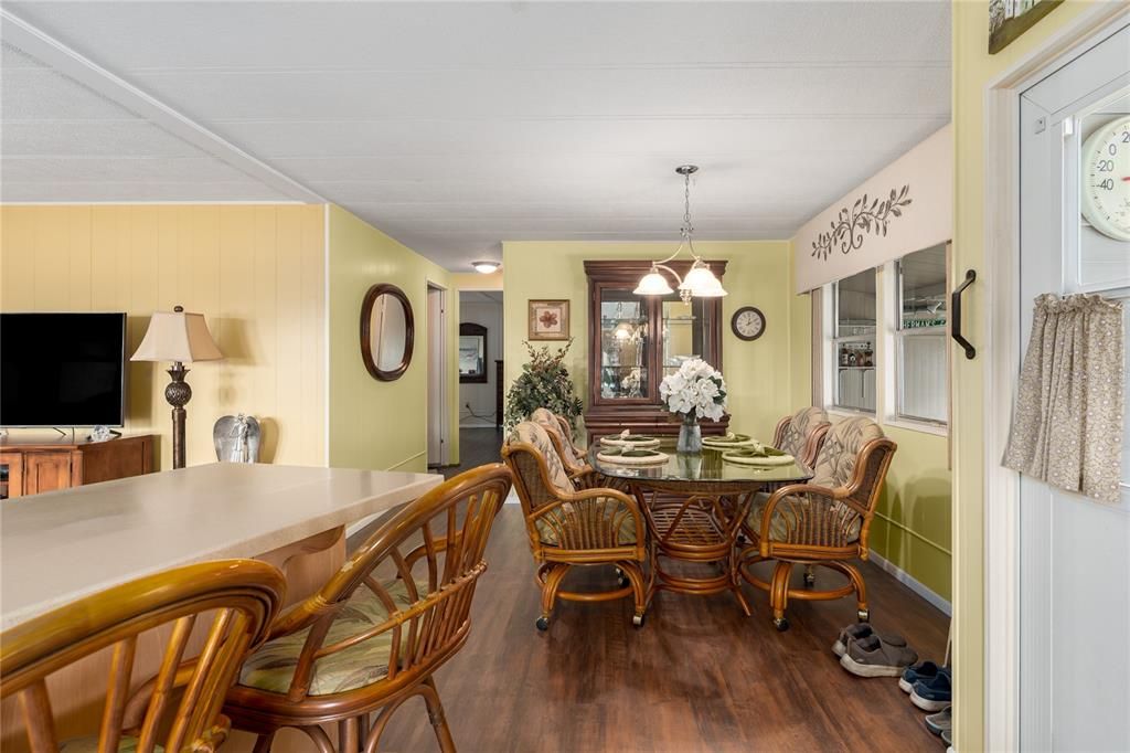 For Sale: $155,000 (2 beds, 2 baths, 954 Square Feet)