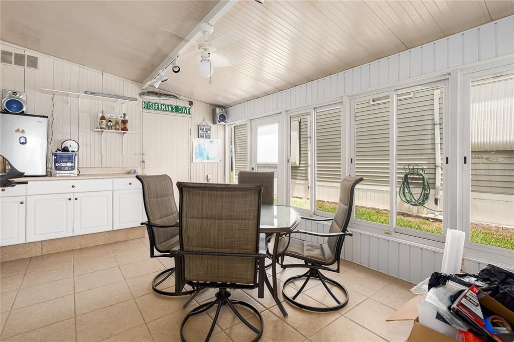 For Sale: $155,000 (2 beds, 2 baths, 954 Square Feet)