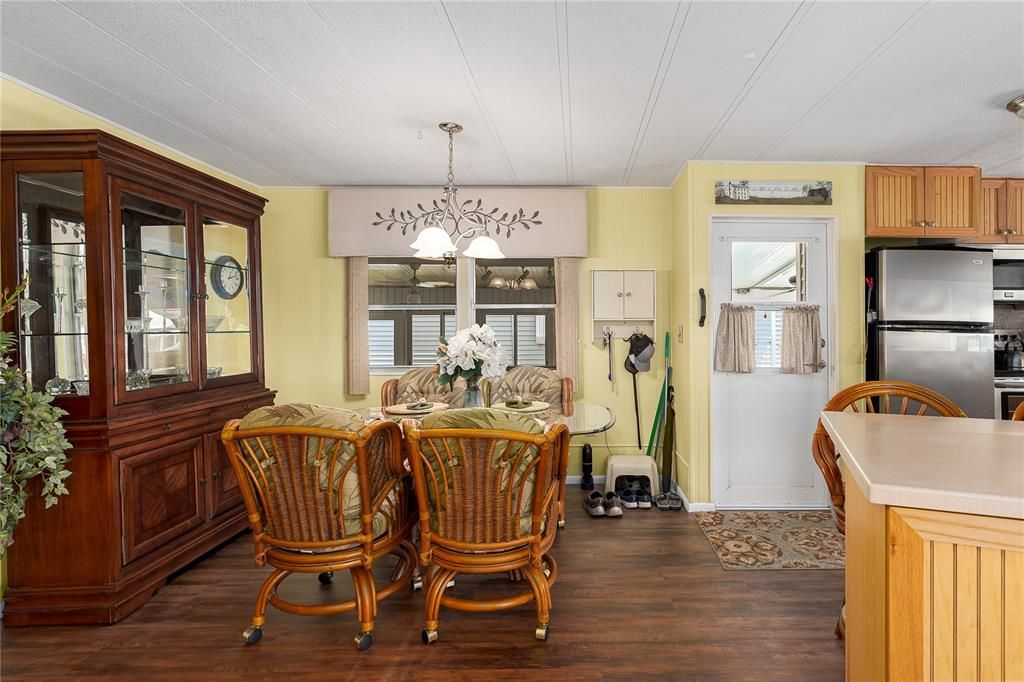 For Sale: $155,000 (2 beds, 2 baths, 954 Square Feet)