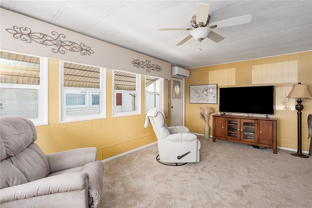 For Sale: $155,000 (2 beds, 2 baths, 954 Square Feet)