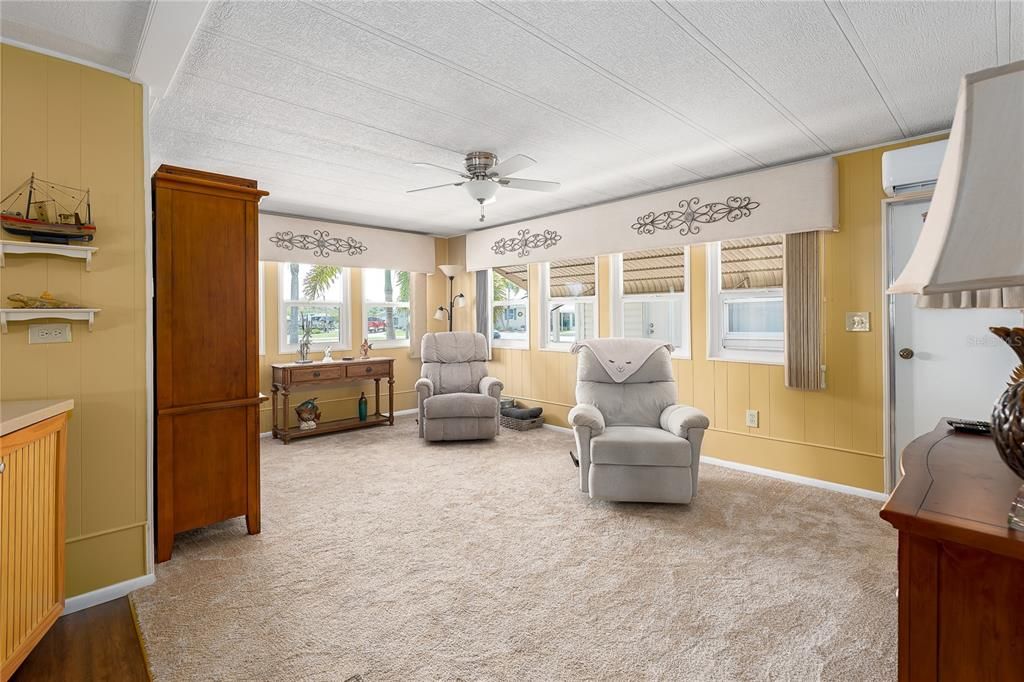 For Sale: $155,000 (2 beds, 2 baths, 954 Square Feet)
