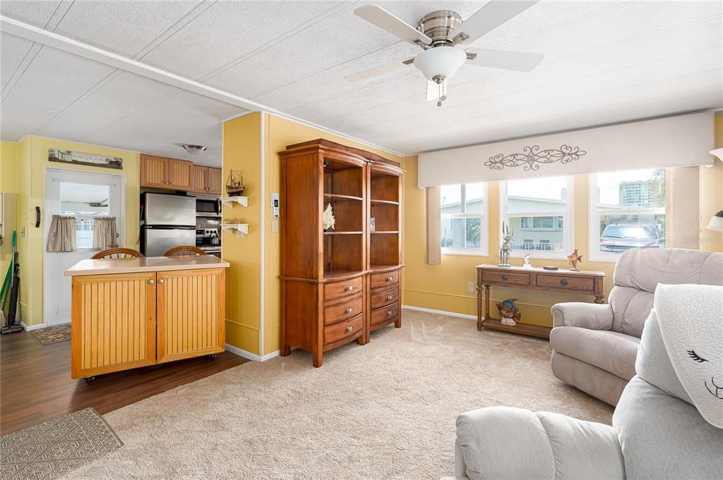 For Sale: $155,000 (2 beds, 2 baths, 954 Square Feet)