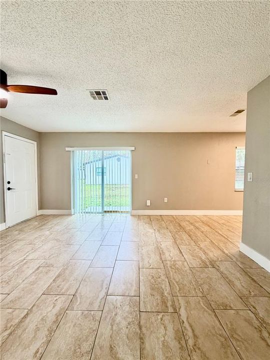 Active With Contract: $1,400 (2 beds, 1 baths, 850 Square Feet)