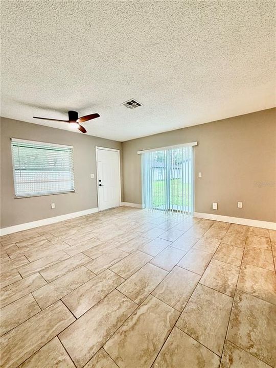 Active With Contract: $1,400 (2 beds, 1 baths, 850 Square Feet)
