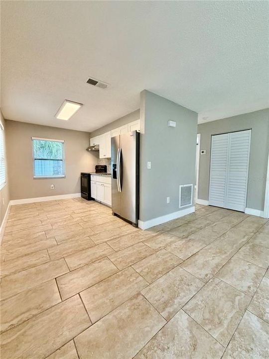 Active With Contract: $1,400 (2 beds, 1 baths, 850 Square Feet)